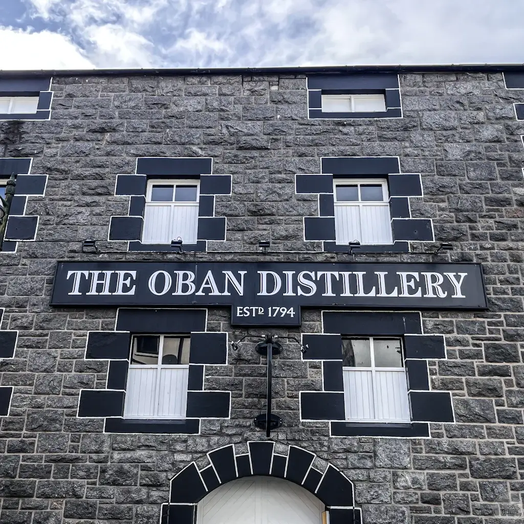 Die Fassade der Oban Distillery, gegründet 1794
